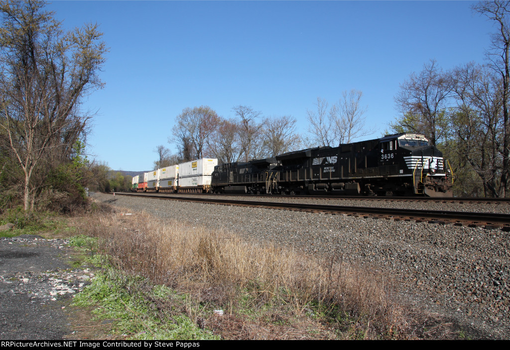 NS 3636 and 4172 lead train 260 through Cove PA